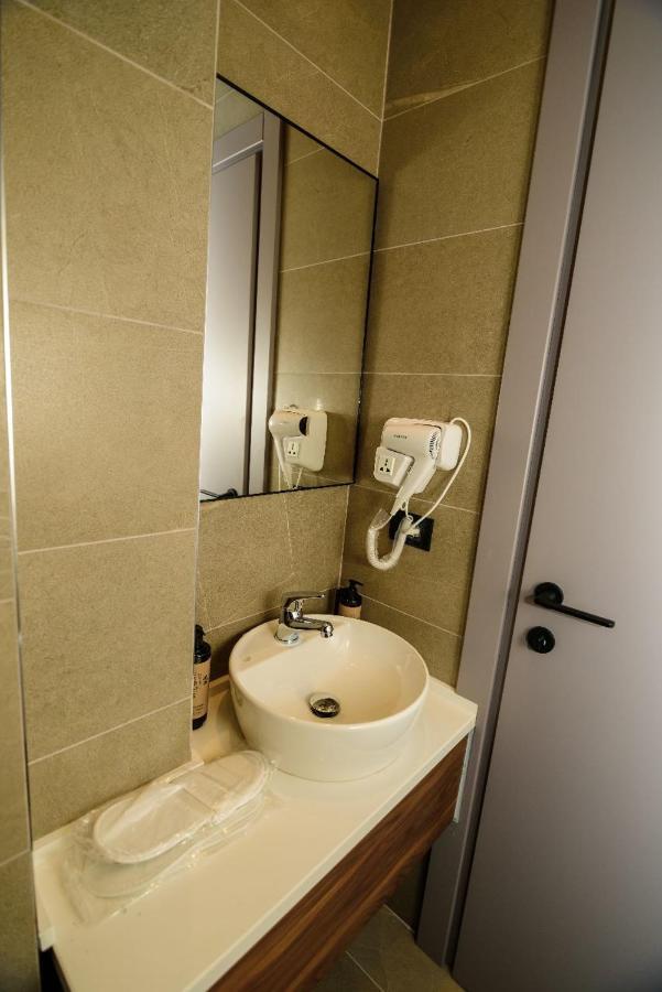 Hotel Zeneli Влёра Экстерьер фото